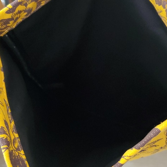 New never used GUCCI drawstring pouch bag 💛 - Picture 3 of 5